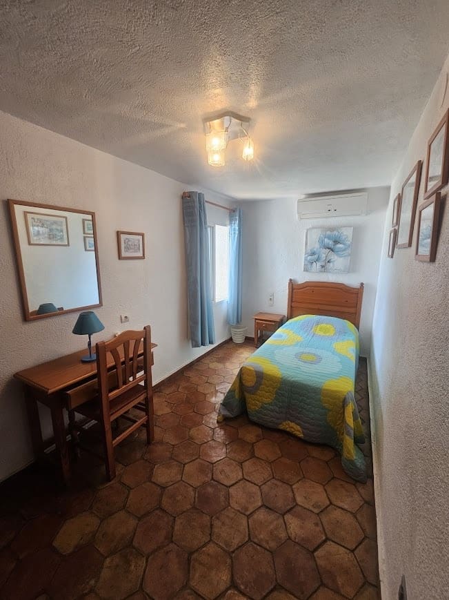 5 bedroom Villa for sale in Oliva with pool - € 350,000 (Ref: 9182046)