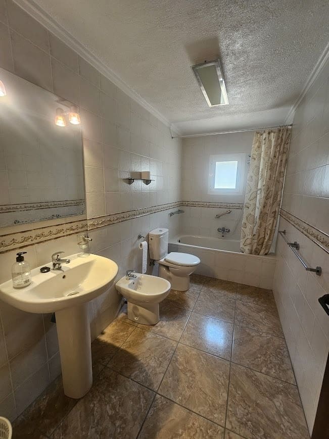 5 bedroom Villa for sale in Oliva with pool - € 350,000 (Ref: 9182046)