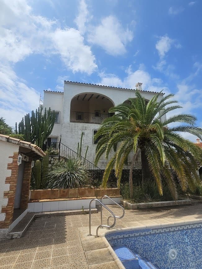 5 bedroom Villa for sale in Oliva with pool - € 350,000 (Ref: 9182046)