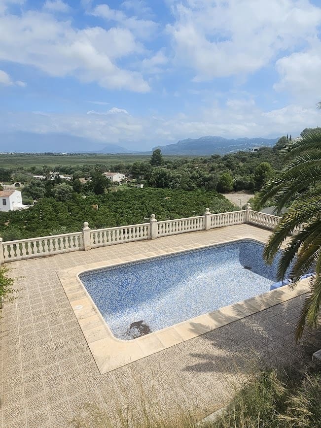 5 bedroom Villa for sale in Oliva with pool - € 350,000 (Ref: 9182046)