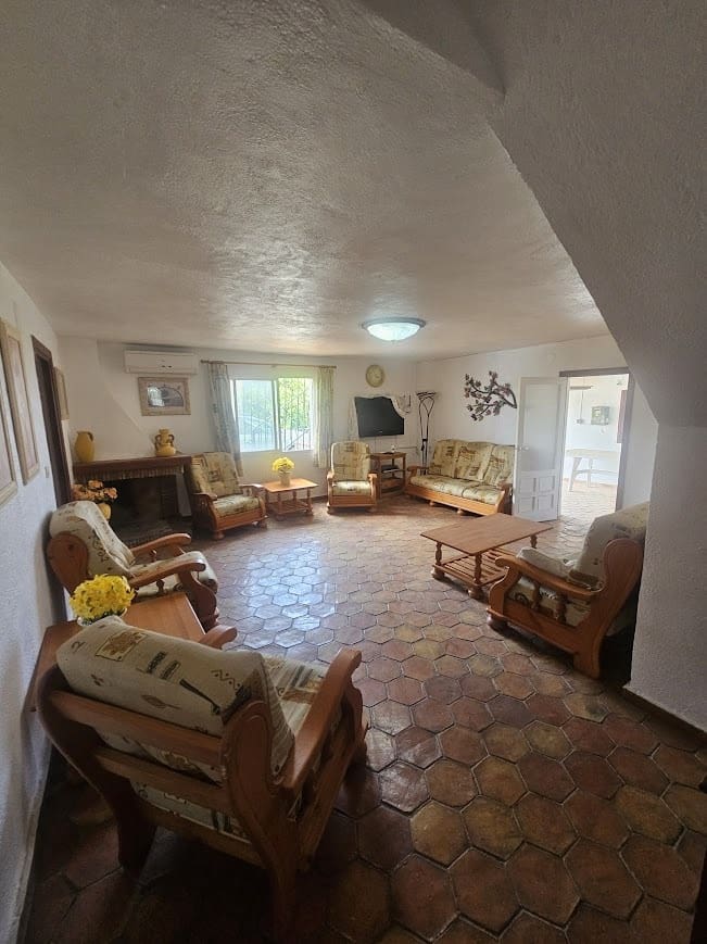 5 bedroom Villa for sale in Oliva with pool - € 350,000 (Ref: 9182046)