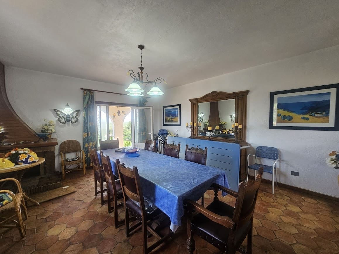 5 bedroom Villa for sale in Oliva with pool - € 350,000 (Ref: 9182046)