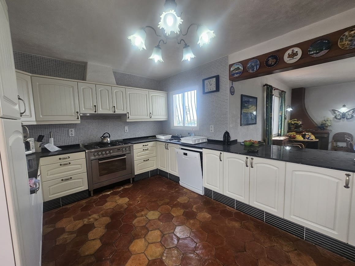 5 bedroom Villa for sale in Oliva with pool - € 350,000 (Ref: 9182046)