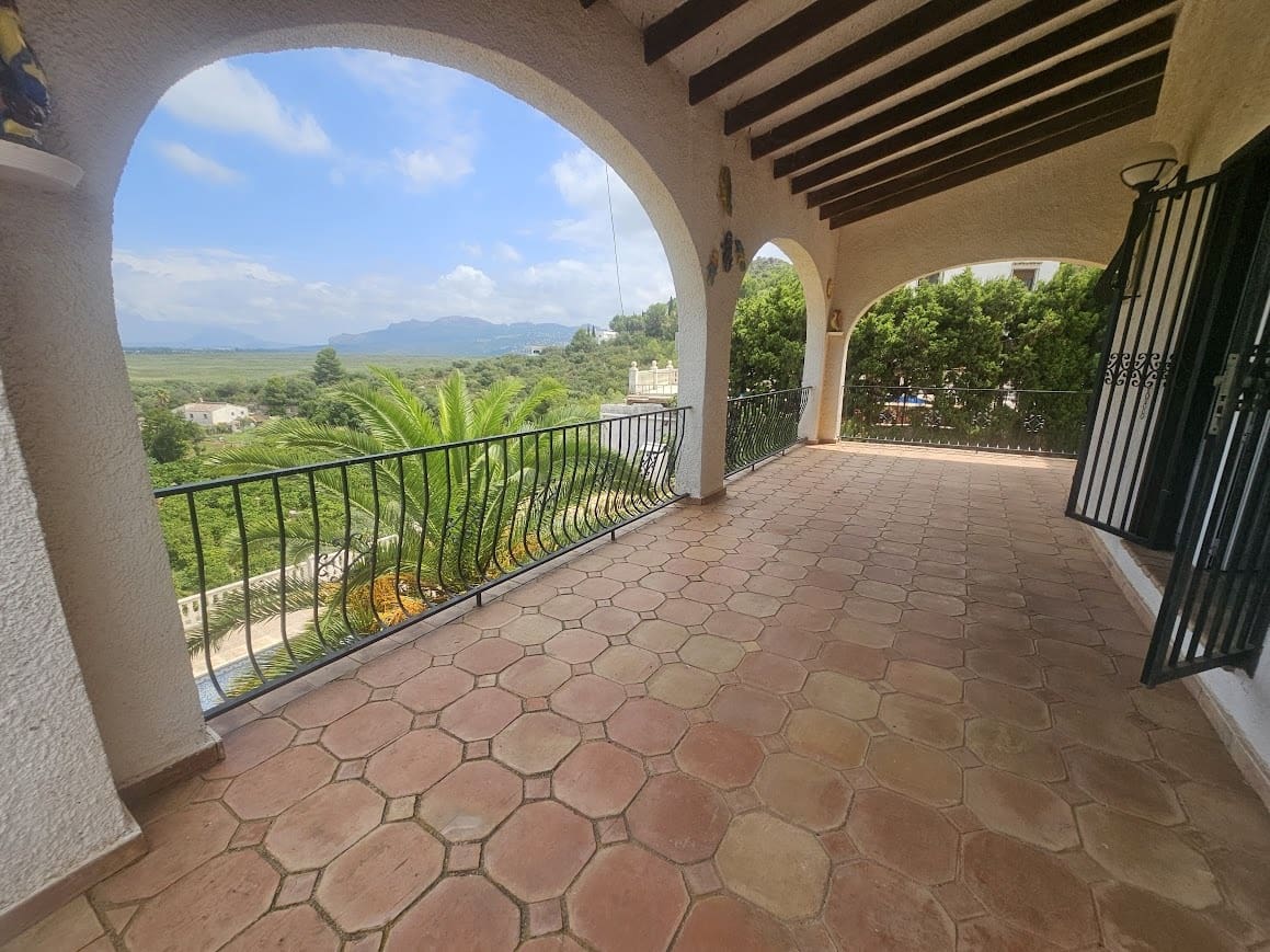 5 bedroom Villa for sale in Oliva with pool - € 350,000 (Ref: 9182046)