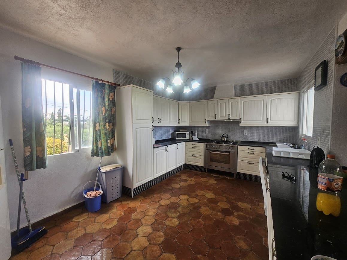 5 bedroom Villa for sale in Oliva with pool - € 350,000 (Ref: 9182046)