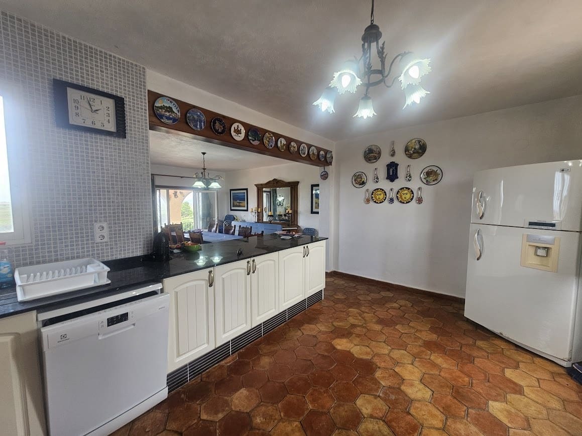 5 bedroom Villa for sale in Oliva with pool - € 350,000 (Ref: 9182046)