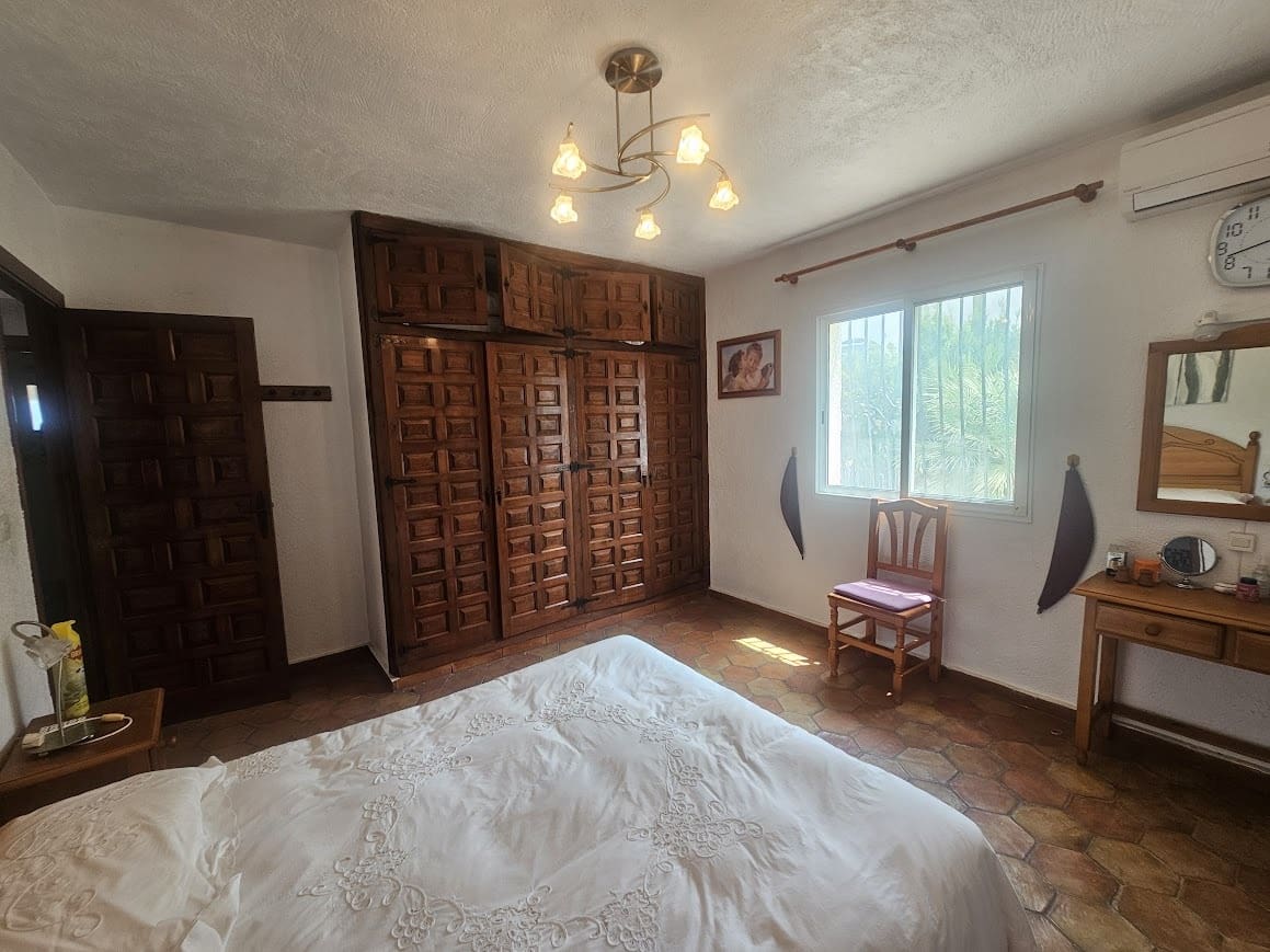 5 bedroom Villa for sale in Oliva with pool - € 350,000 (Ref: 9182046)