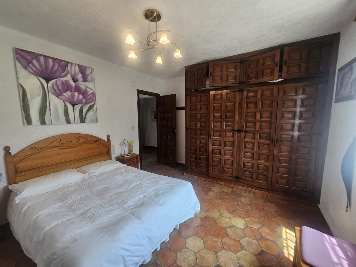 5 bedroom Villa for sale in Oliva with pool - € 350,000 (Ref: 9182046)