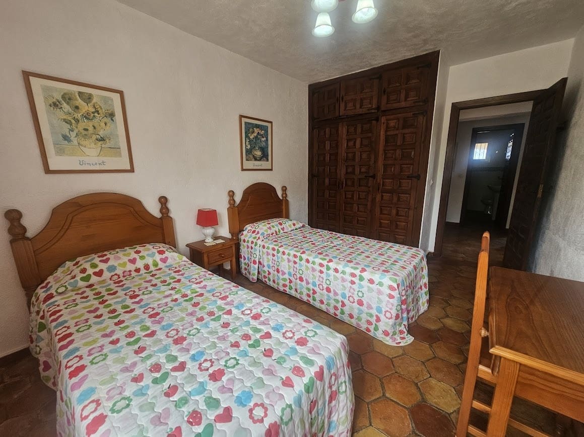 5 bedroom Villa for sale in Oliva with pool - € 350,000 (Ref: 9182046)