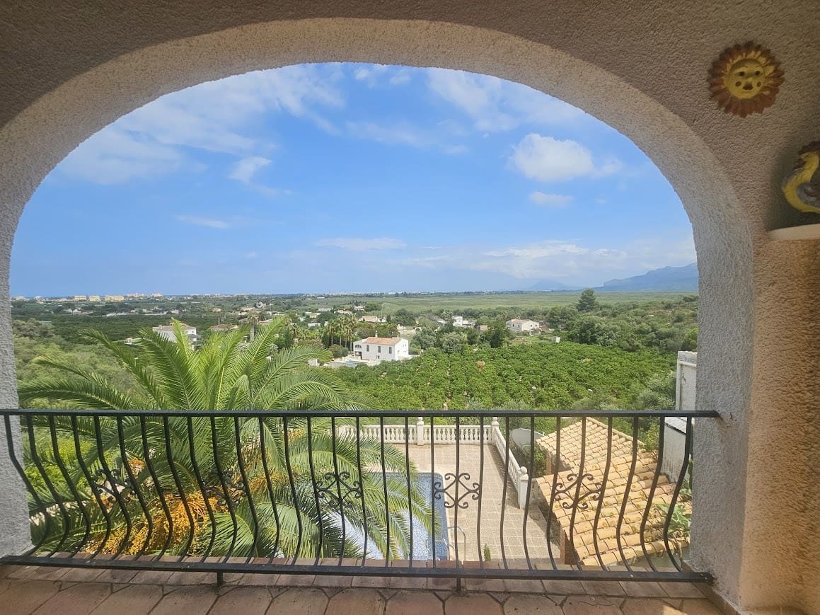 5 bedroom Villa for sale in Oliva with pool - € 350,000 (Ref: 9182046)