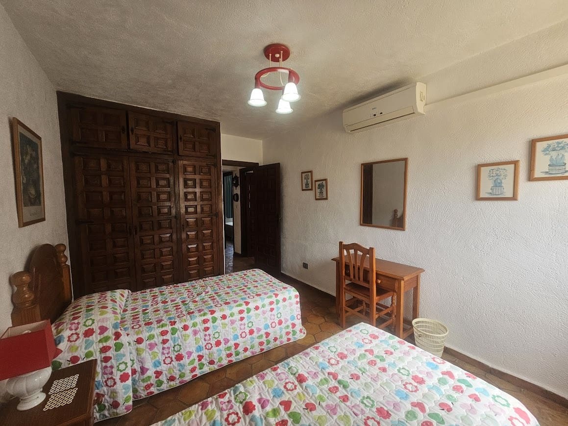 5 bedroom Villa for sale in Oliva with pool - € 350,000 (Ref: 9182046)