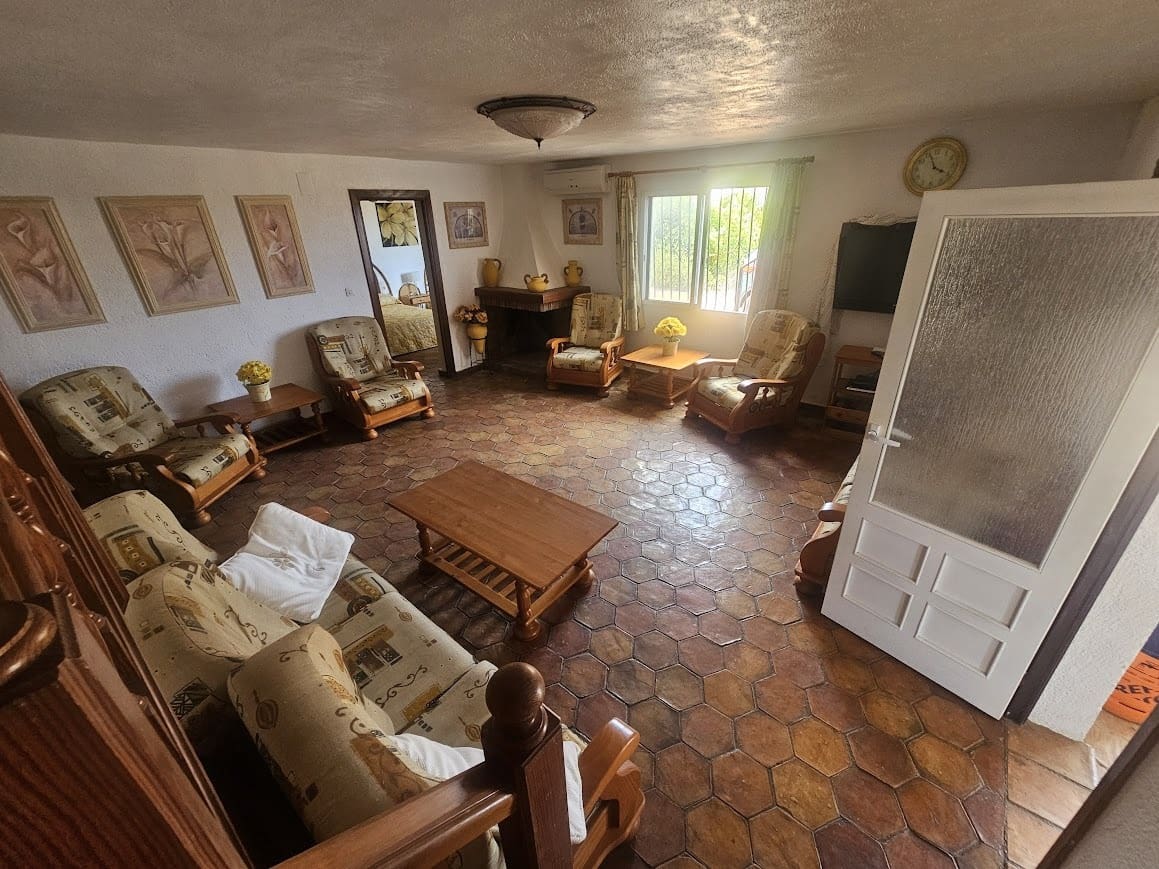 5 bedroom Villa for sale in Oliva with pool - € 350,000 (Ref: 9182046)