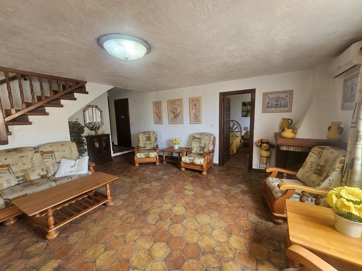 5 bedroom Villa for sale in Oliva with pool - € 350,000 (Ref: 9182046)