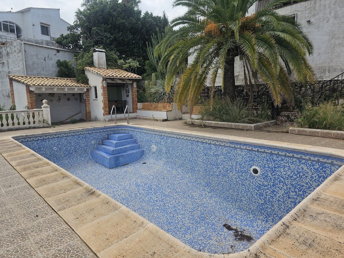 5 bedroom Villa for sale in Oliva with pool - € 350,000 (Ref: 9182046)