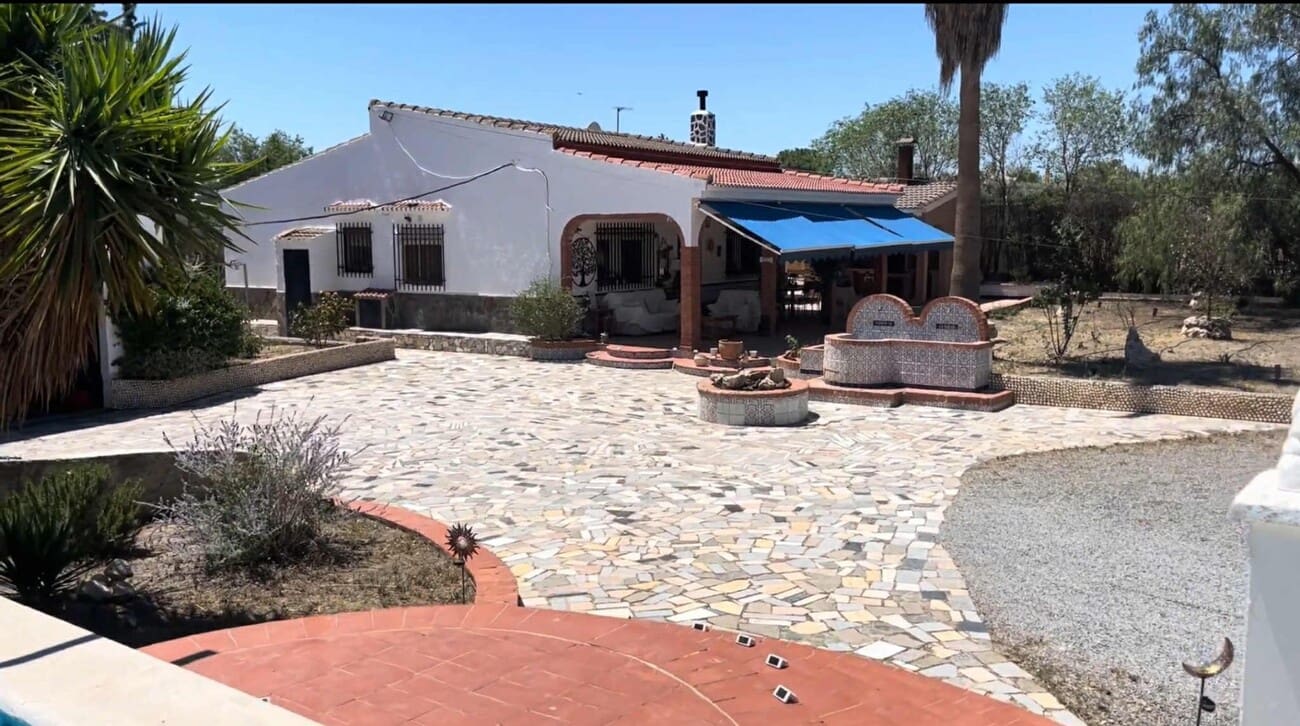 4 bedroom Finca/Country House for sale in Moraleda de Zafayona with pool garage - € 249,950 (Ref: 9304655)