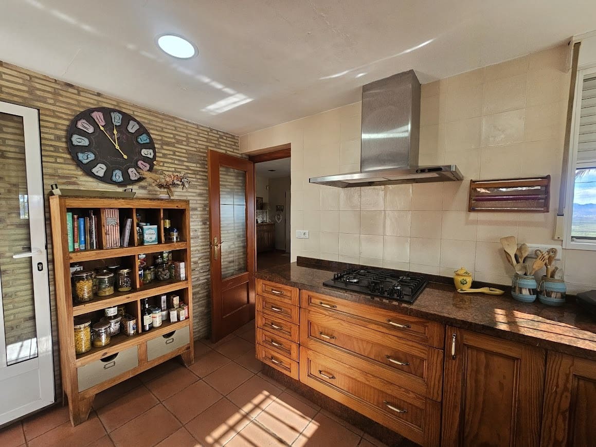 4 bedroom Villa for sale in Alberic with pool - € 325,000 (Ref: 9590442)