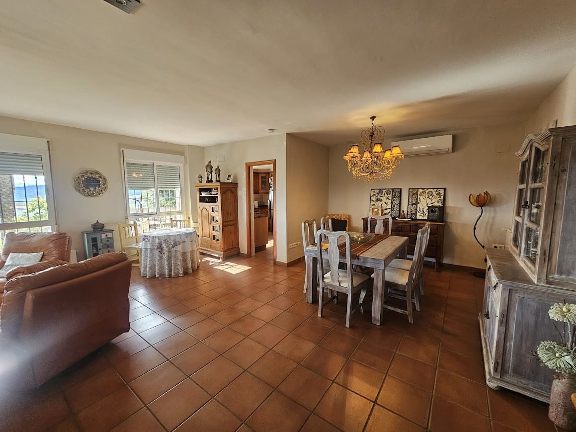 4 bedroom Villa for sale in Alberic with pool - € 325,000 (Ref: 9590442)