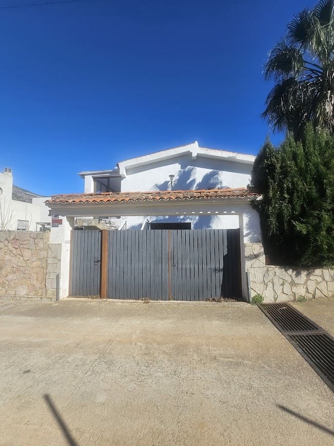 4 bedroom Villa for sale in Gandia with pool garage - € 250,000 (Ref: 9700157)
