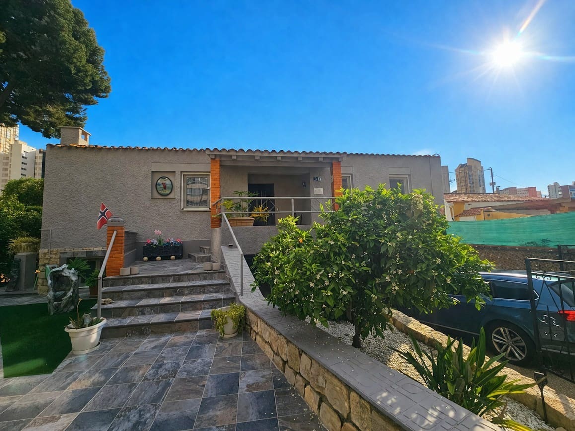 6 bedroom Villa for sale in Benidorm with garage - € 509,000 (Ref: 9725116)