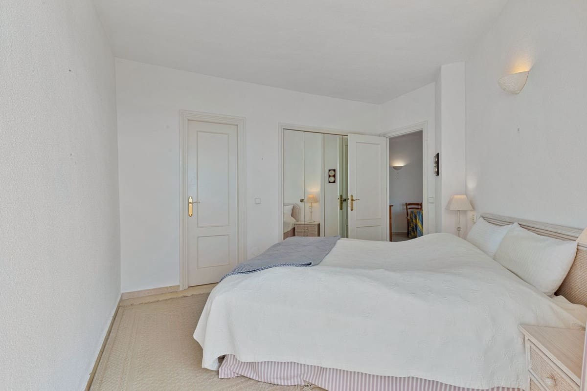 Apartamento de 2 habitaciones en Calahonda en venta con piscina - 299.000 € (Ref: 9133668)