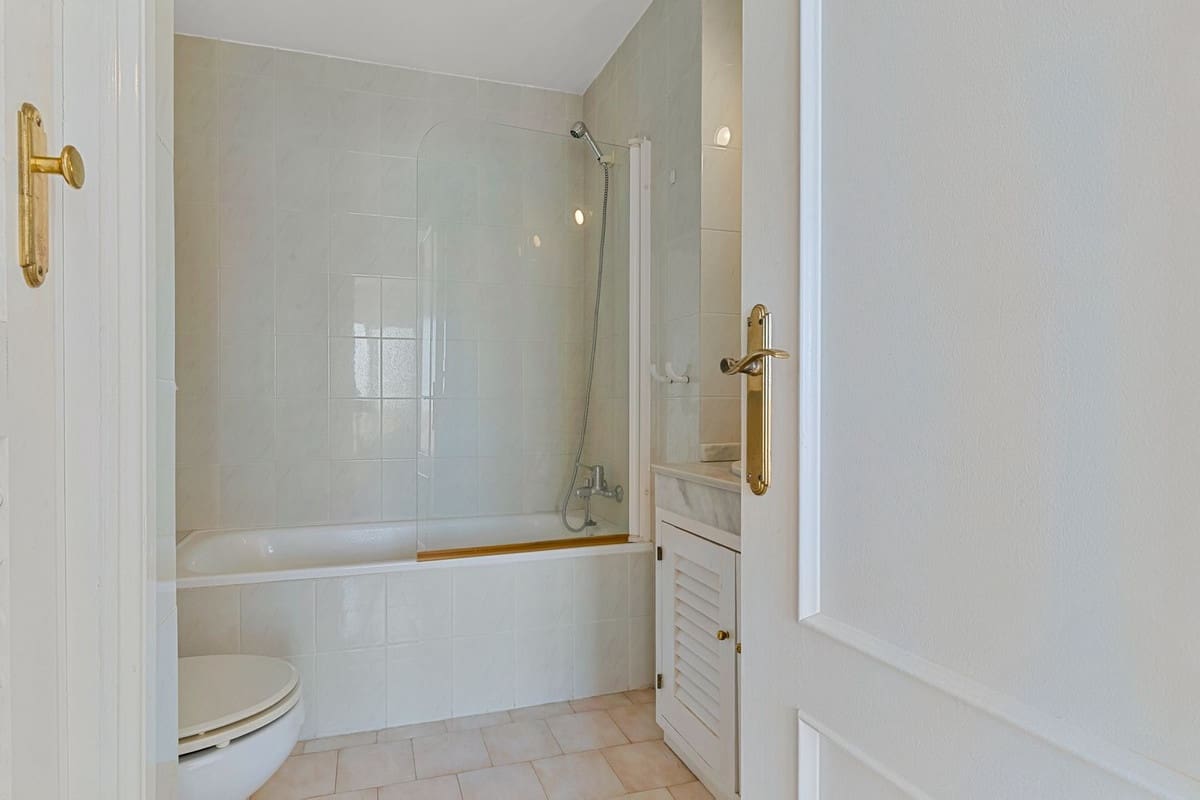 Apartamento de 2 habitaciones en Calahonda en venta con piscina - 299.000 € (Ref: 9133668)