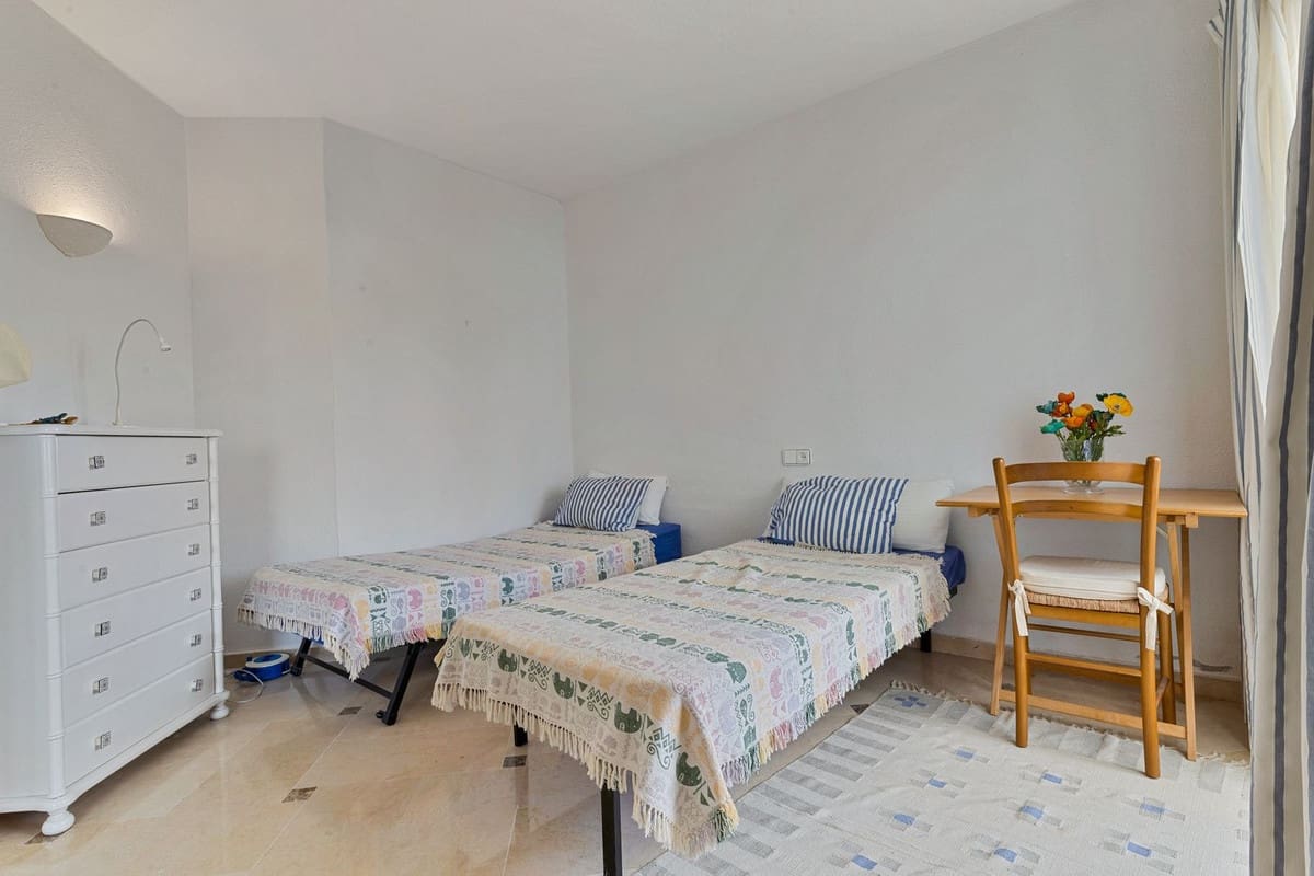 Apartamento de 2 habitaciones en Calahonda en venta con piscina - 299.000 € (Ref: 9133668)