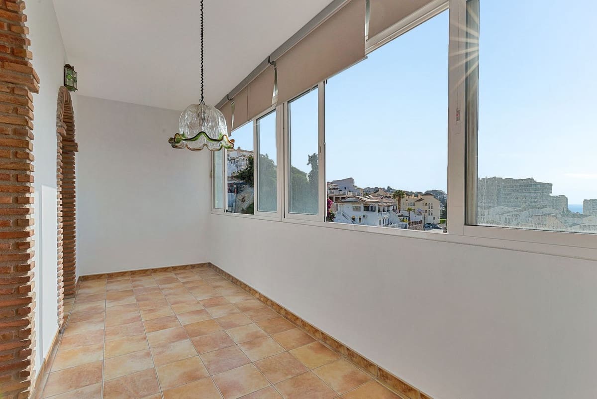 2 bedroom Apartment for sale in Fuengirola with pool garage - € 305,000 (Ref: 9161704)