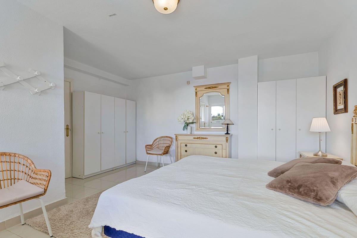 4 makuuhuone Huvila myytävänä paikassa Fuengirola mukana uima-altaan 
autotalli - 1 125 000 € (Ref: 9592218)