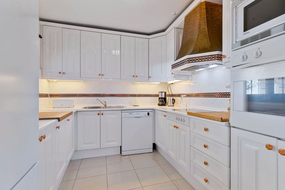 4 makuuhuone Huvila myytävänä paikassa Fuengirola mukana uima-altaan 
autotalli - 1 125 000 € (Ref: 9592218)