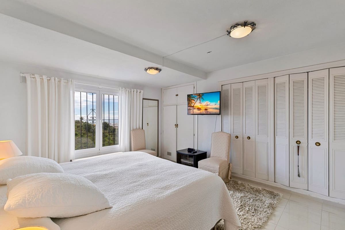 4 makuuhuone Huvila myytävänä paikassa Fuengirola mukana uima-altaan 
autotalli - 1 125 000 € (Ref: 9592218)