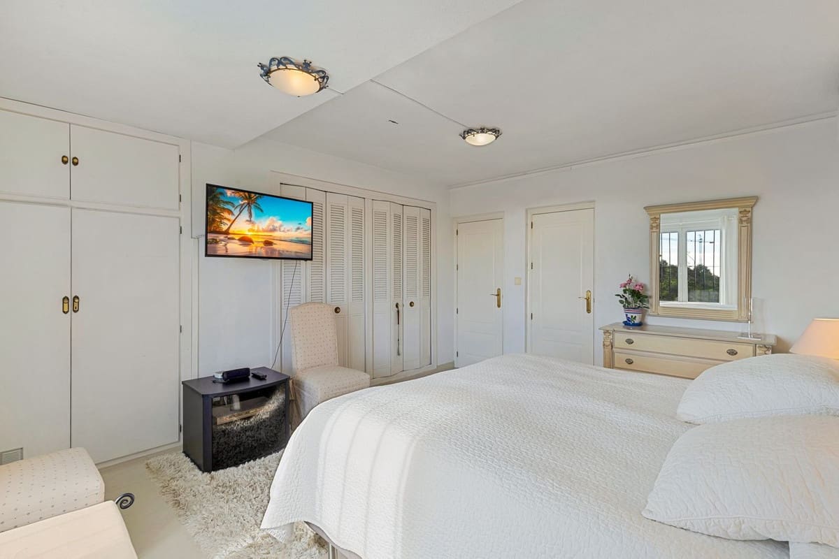 4 makuuhuone Huvila myytävänä paikassa Fuengirola mukana uima-altaan 
autotalli - 1 125 000 € (Ref: 9592218)