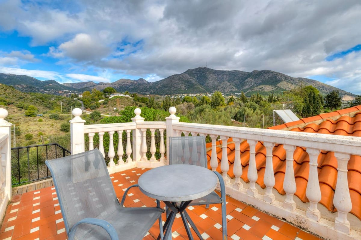 4 makuuhuone Huvila myytävänä paikassa Fuengirola mukana uima-altaan 
autotalli - 1 125 000 € (Ref: 9592218)