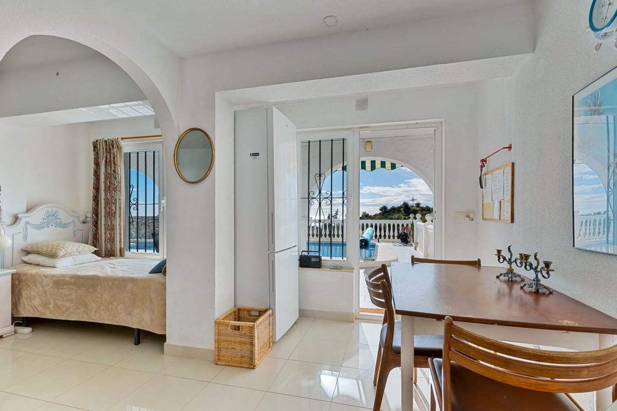 4 makuuhuone Huvila myytävänä paikassa Fuengirola mukana uima-altaan 
autotalli - 1 125 000 € (Ref: 9592218)