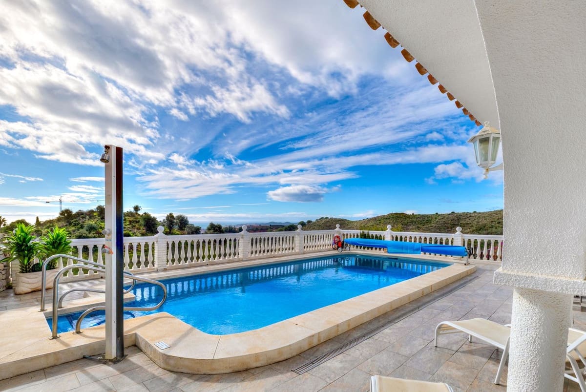 4 makuuhuone Huvila myytävänä paikassa Fuengirola mukana uima-altaan 
autotalli - 1 125 000 € (Ref: 9592218)