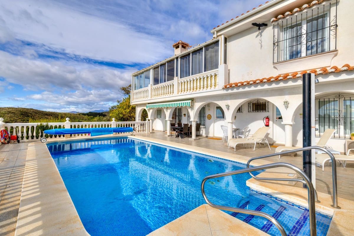 4 makuuhuone Huvila myytävänä paikassa Fuengirola mukana uima-altaan 
autotalli - 1 125 000 € (Ref: 9592218)