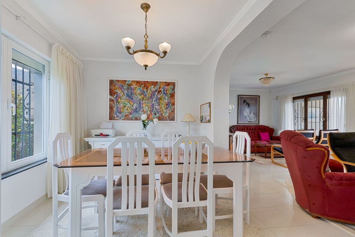 4 makuuhuone Huvila myytävänä paikassa Fuengirola mukana uima-altaan 
autotalli - 1 125 000 € (Ref: 9592218)