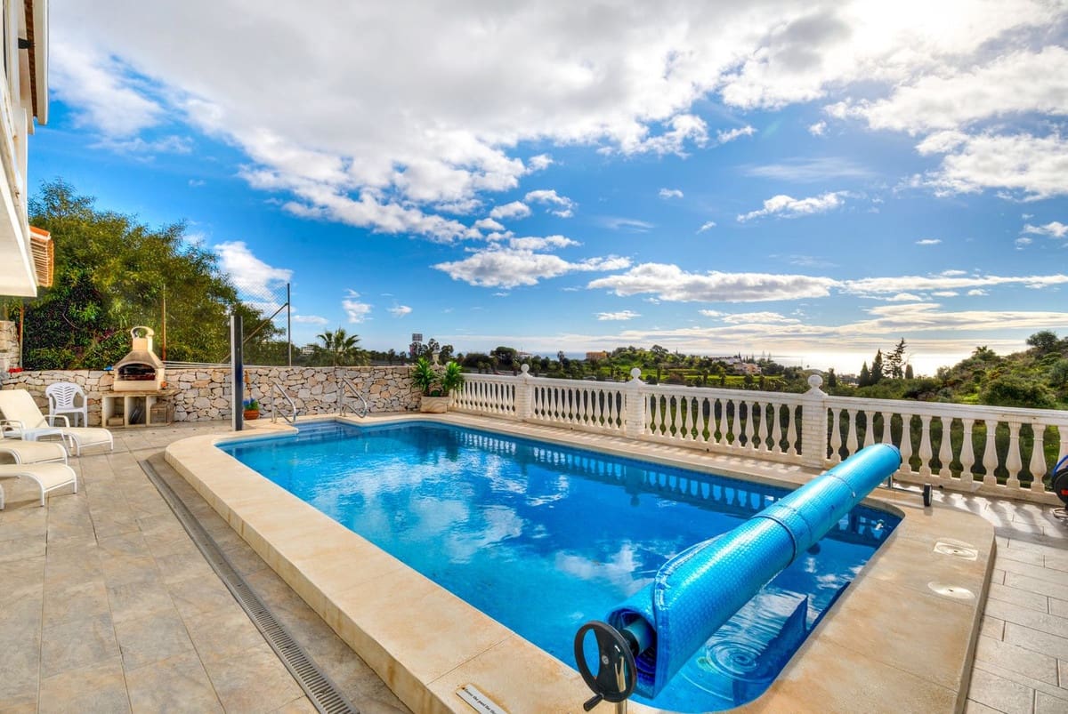 4 makuuhuone Huvila myytävänä paikassa Fuengirola mukana uima-altaan 
autotalli - 1 125 000 € (Ref: 9592218)