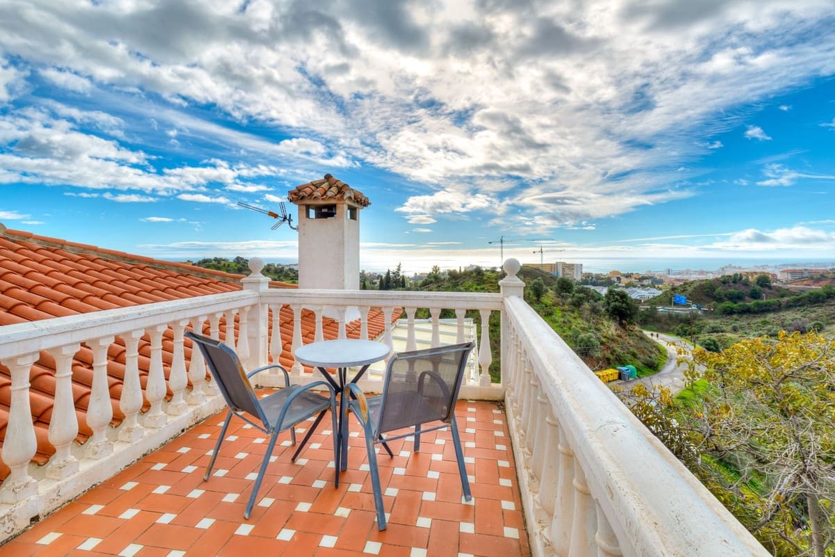 4 makuuhuone Huvila myytävänä paikassa Fuengirola mukana uima-altaan 
autotalli - 1 125 000 € (Ref: 9592218)