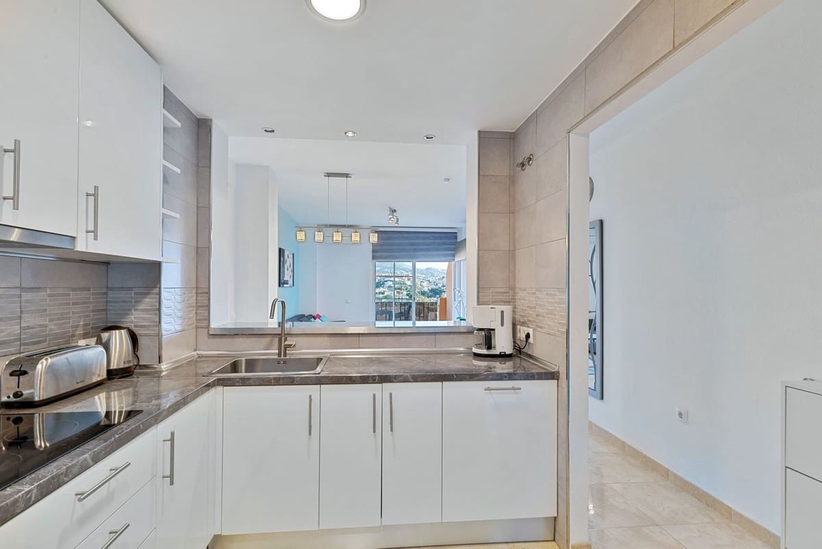 2 bedroom Apartment for sale in Fuengirola with pool garage - € 319,000 (Ref: 9593140)