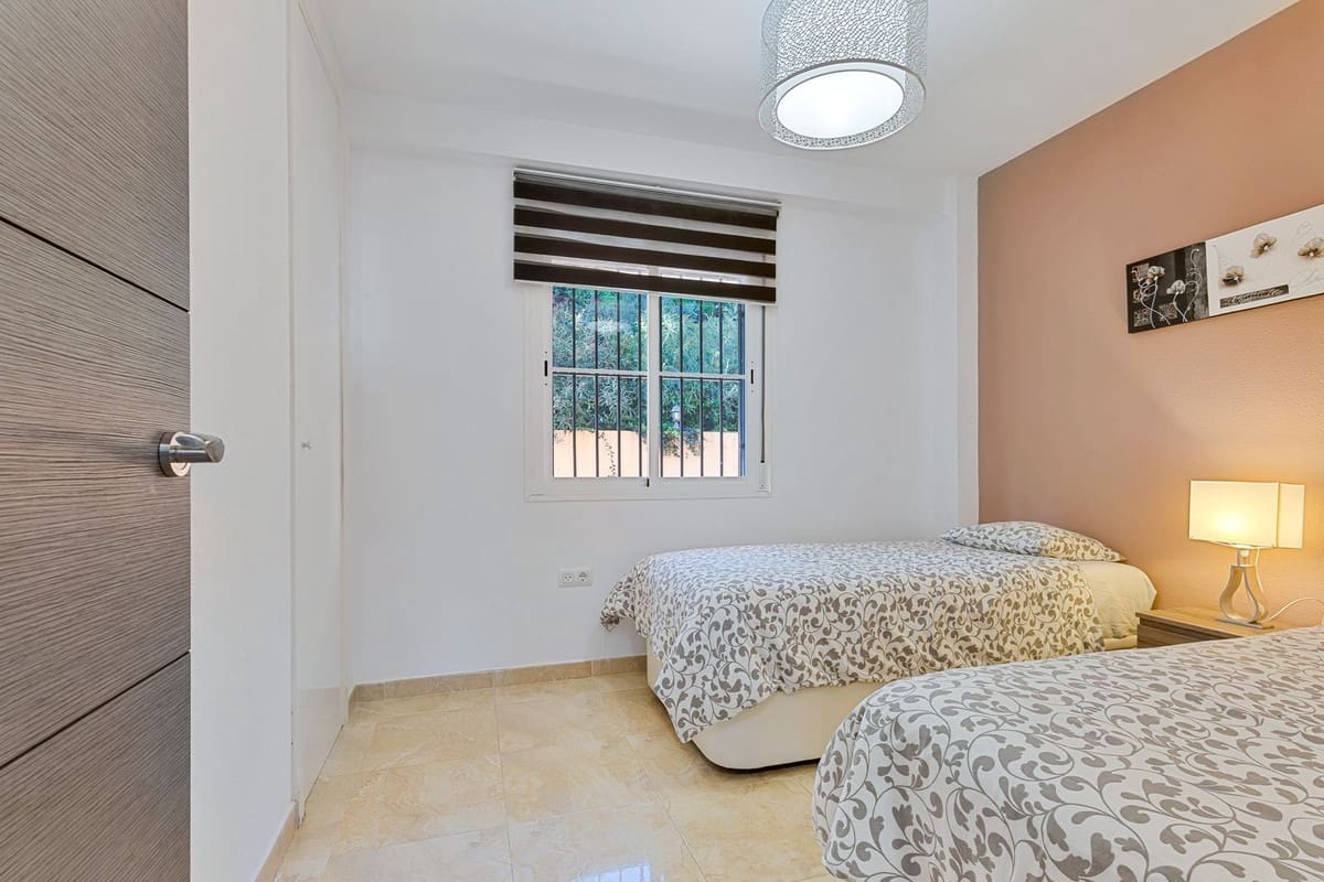 2 bedroom Apartment for sale in Fuengirola with pool garage - € 319,000 (Ref: 9593140)