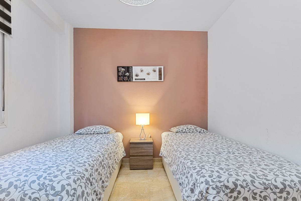 2 bedroom Apartment for sale in Fuengirola with pool garage - € 319,000 (Ref: 9593140)