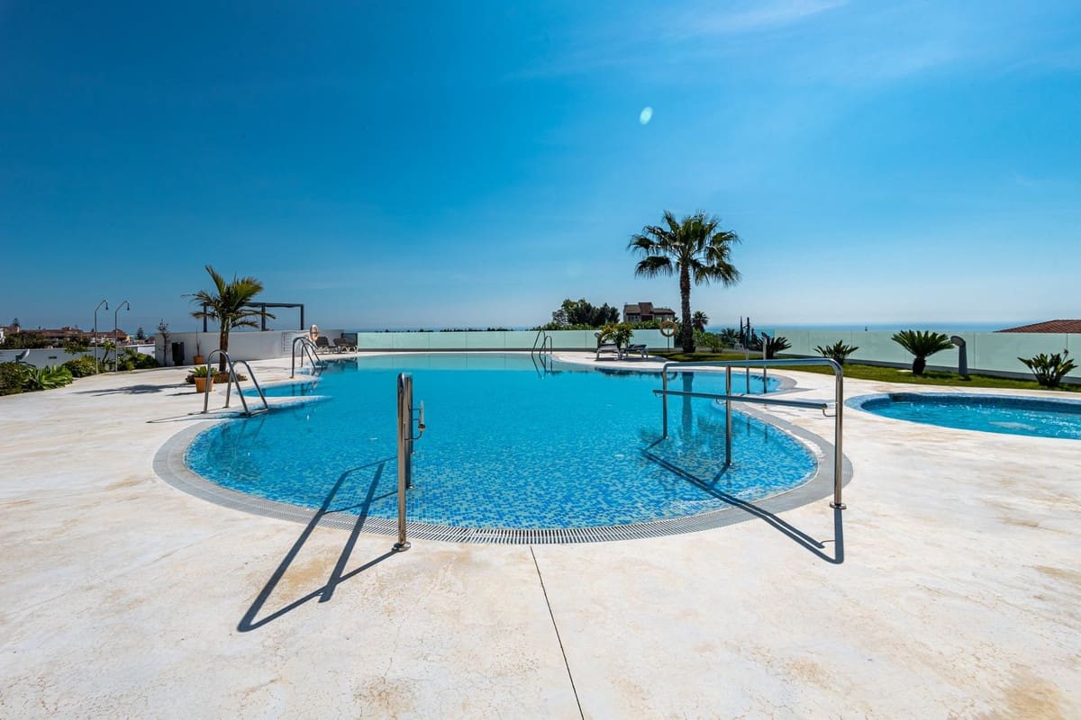 2 bedroom Apartment for sale in Fuengirola with pool garage - € 605,000 (Ref: 9641065)