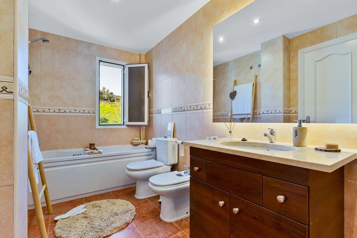 5 Zimmer Villa zu verkaufen in Torrequebrada mit Pool Garage - 895.000 € (Ref: 9671108)