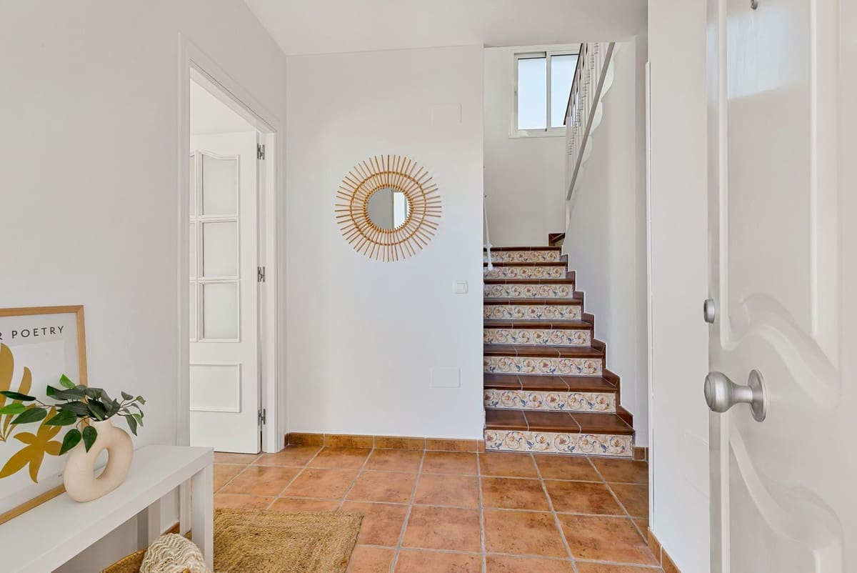 5 Zimmer Villa zu verkaufen in Torrequebrada mit Pool Garage - 895.000 € (Ref: 9671108)