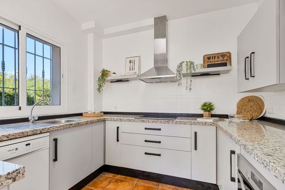 5 Zimmer Villa zu verkaufen in Torrequebrada mit Pool Garage - 895.000 € (Ref: 9671108)