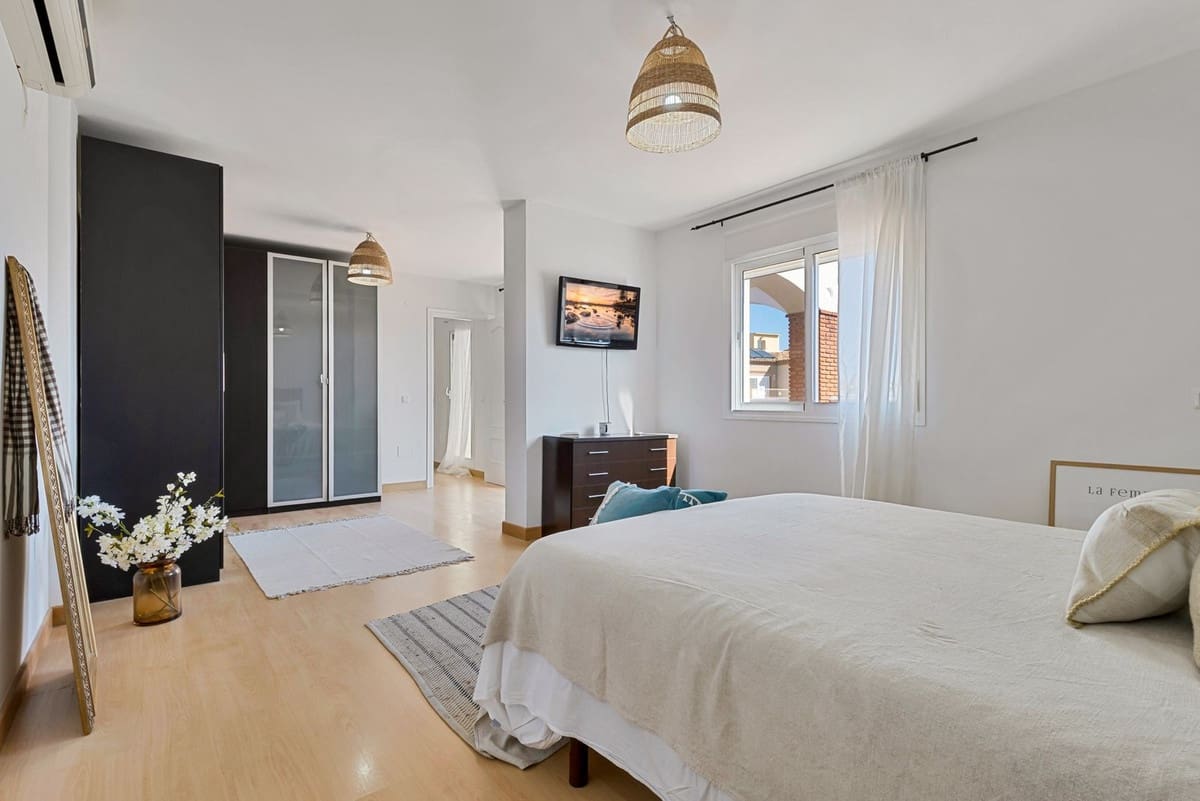 5 Zimmer Villa zu verkaufen in Torrequebrada mit Pool Garage - 895.000 € (Ref: 9671108)