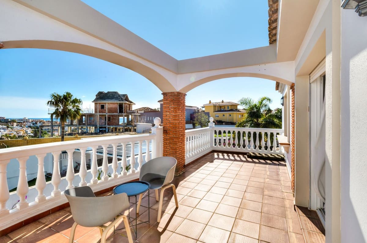 5 Zimmer Villa zu verkaufen in Torrequebrada mit Pool Garage - 895.000 € (Ref: 9671108)