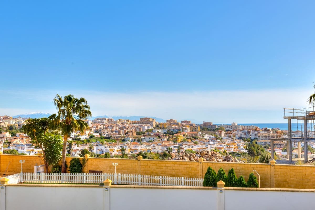 5 Zimmer Villa zu verkaufen in Torrequebrada mit Pool Garage - 895.000 € (Ref: 9671108)