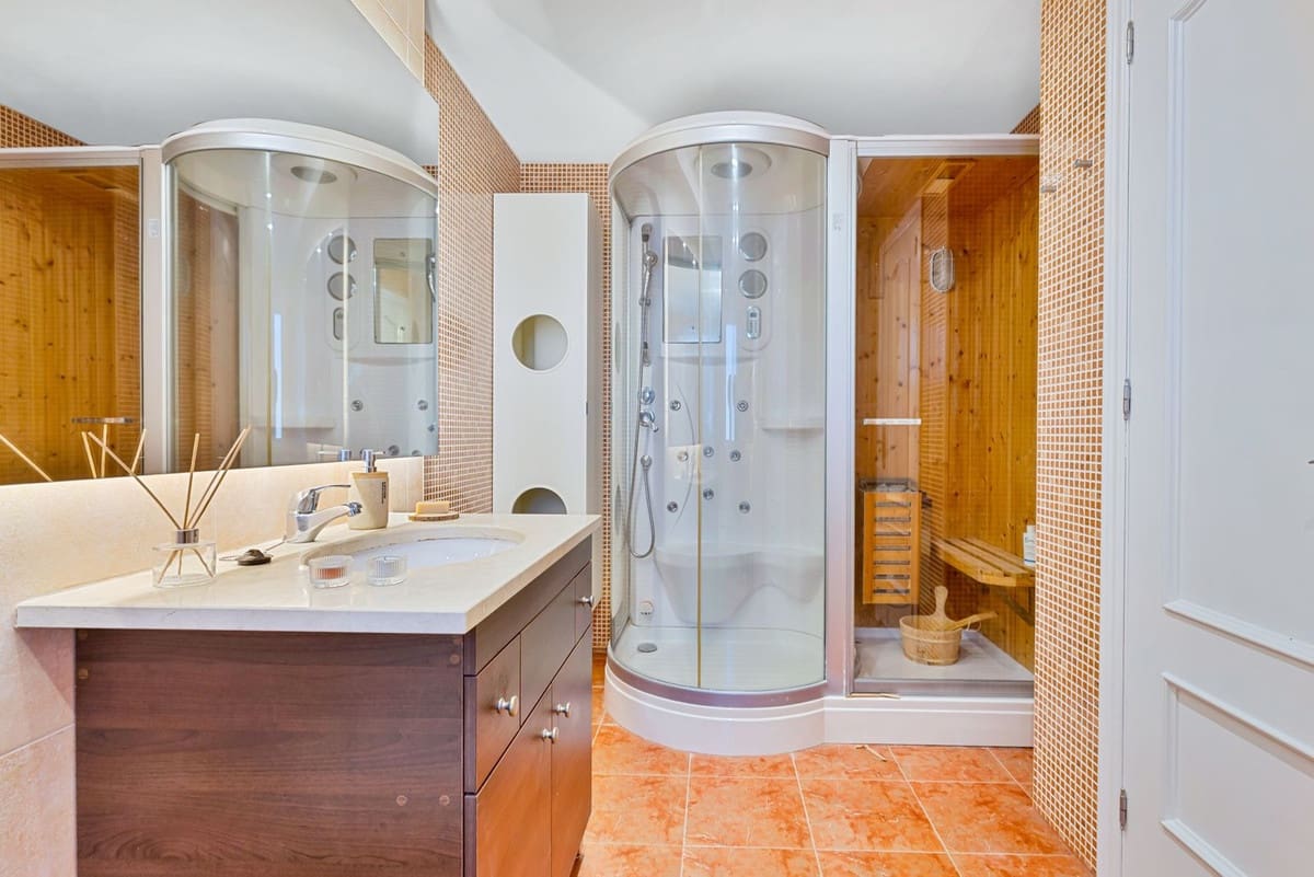 5 Zimmer Villa zu verkaufen in Torrequebrada mit Pool Garage - 895.000 € (Ref: 9671108)