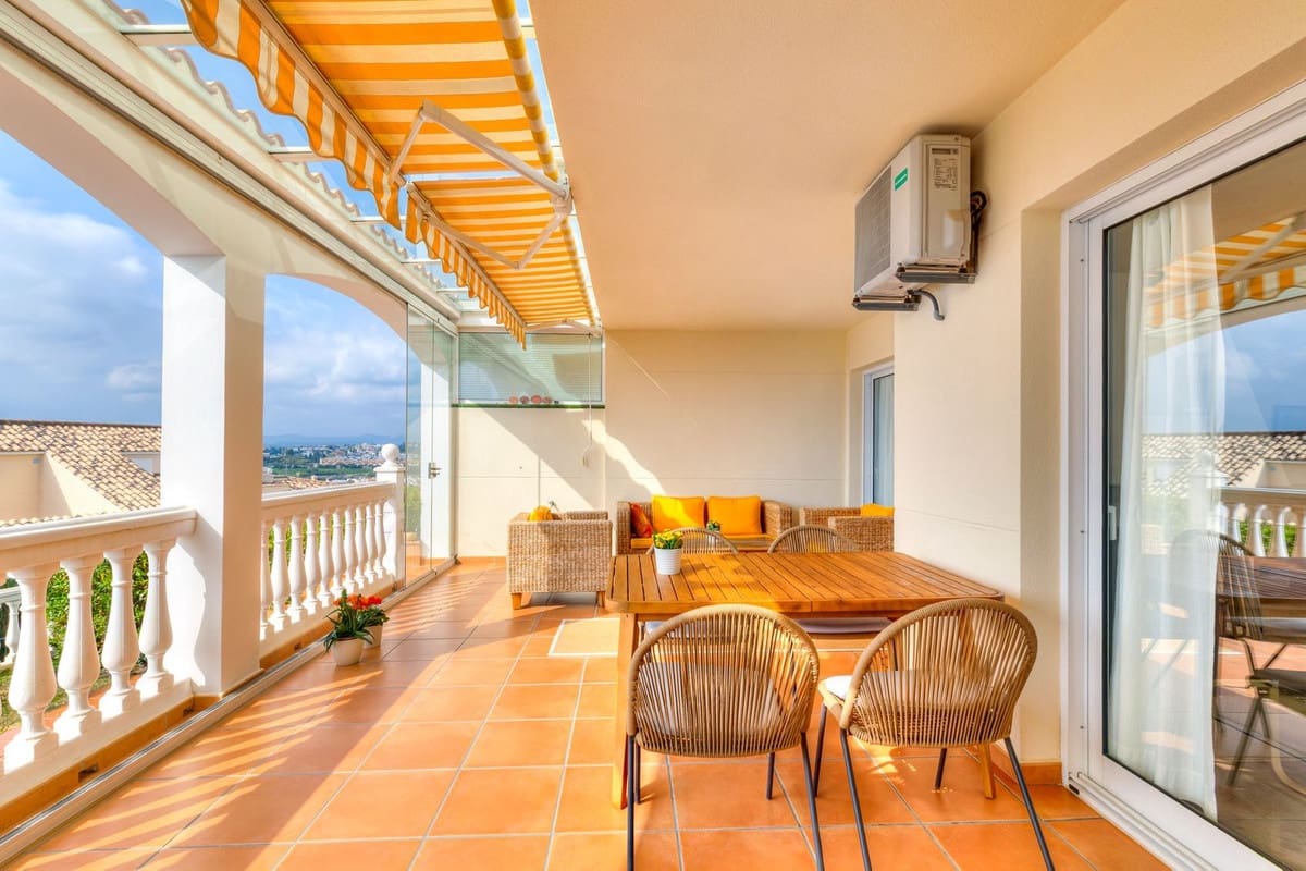 2 bedroom Apartment for sale in Fuengirola with pool garage - € 369,000 (Ref: 9684345)